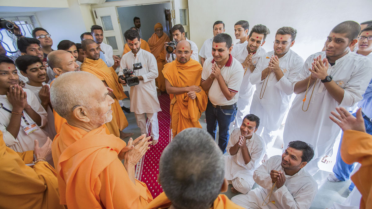 Youths doing darshan of Param Pujya Mahant Swami Maharaj, 24 Dec 2016