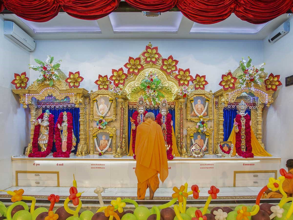 Param Pujya Mahant Swami Maharaj performs morning arti, 25 Dec 2016