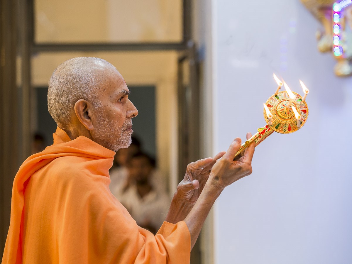 Param Pujya Mahant Swami Maharaj performs arti, 25 Dec 2016