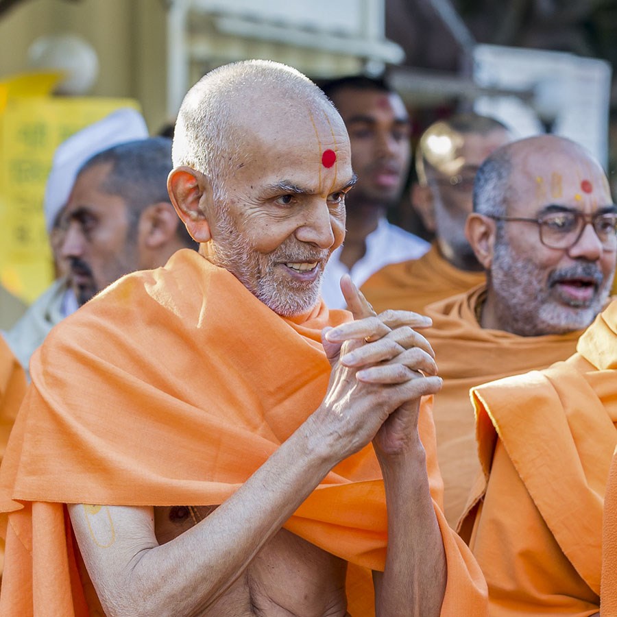 Param Pujya Mahant Swami Maharaj greets devotees with 'Jai Swaminarayan', 25 Dec 2016