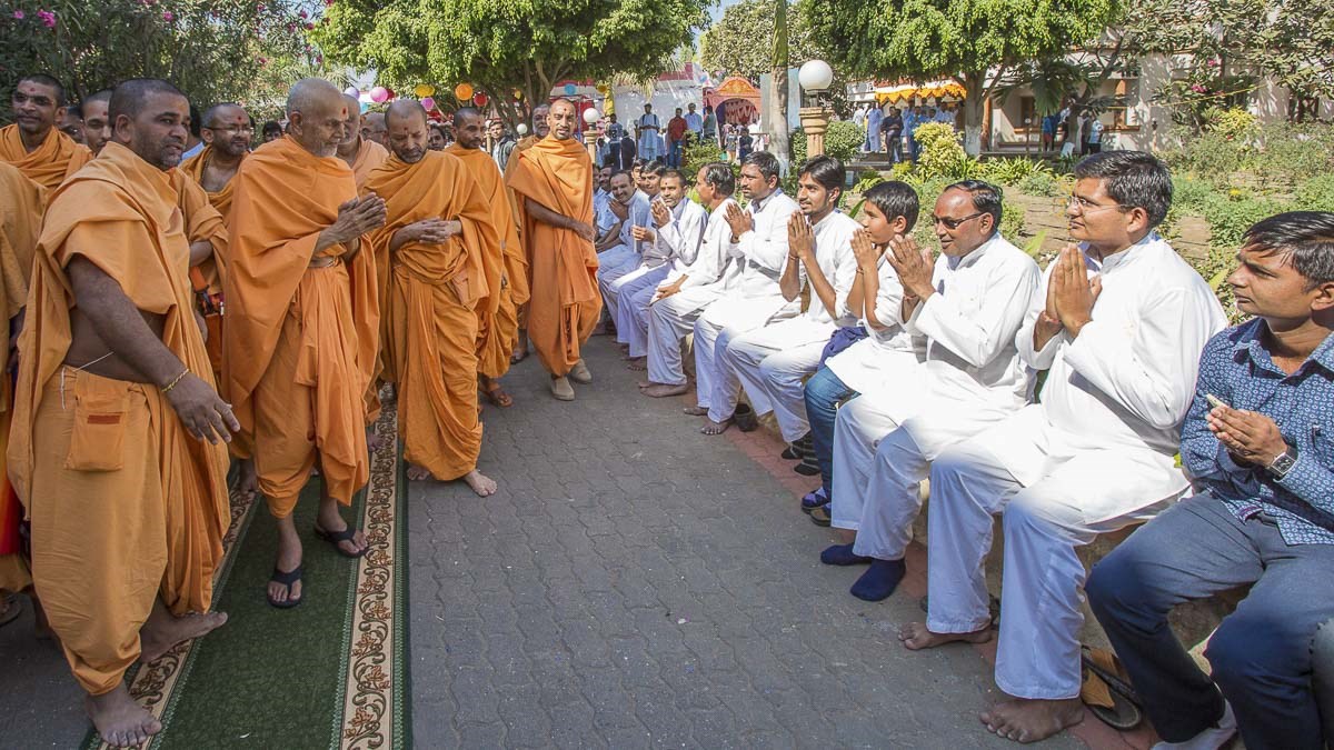 Devotees doing darshan of Param Pujya Mahant Swami Maharaj, 25 Dec 2016