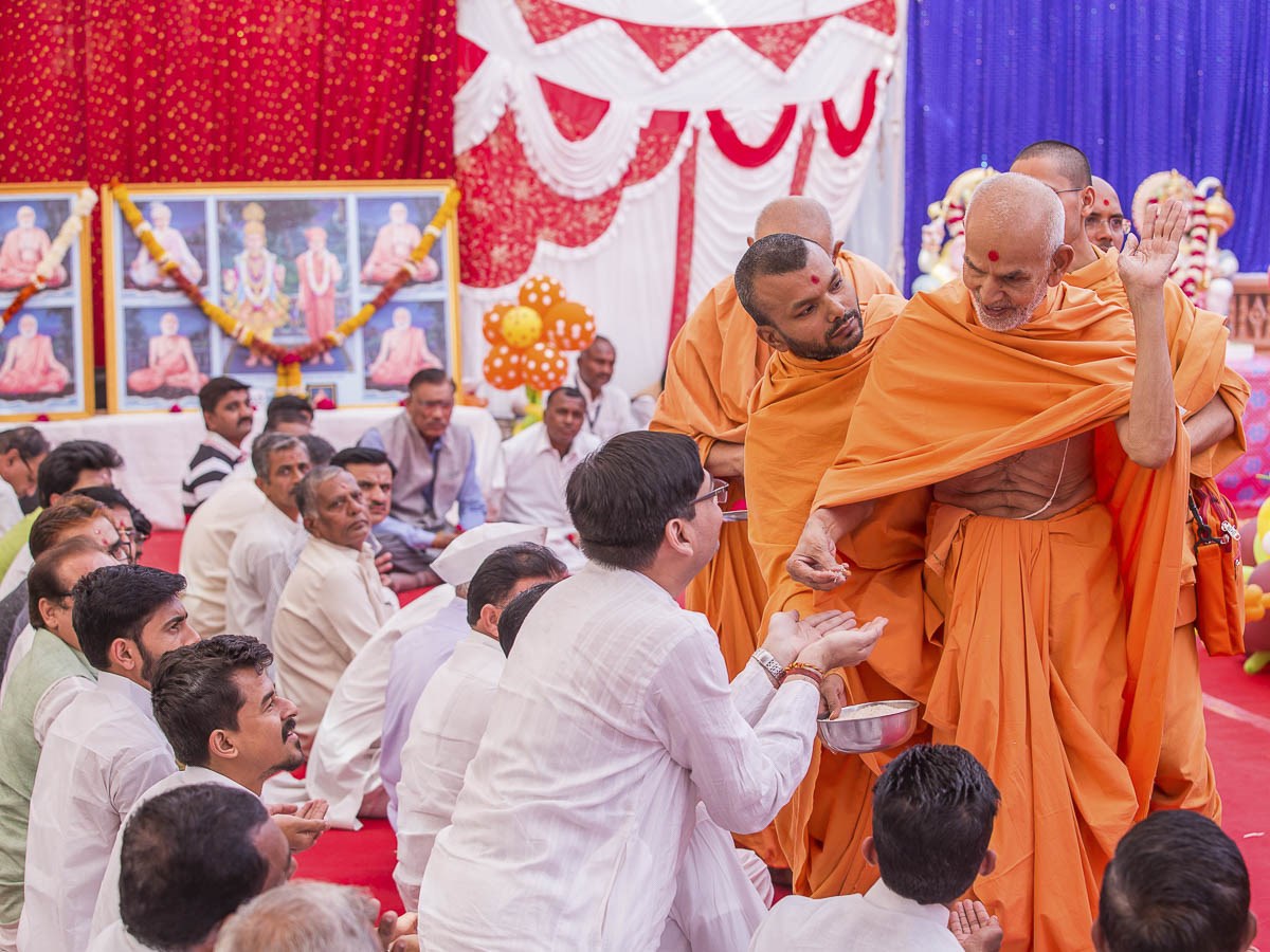 Param Pujya Mahant Swami Maharaj blesses devotees, 25 Dec 2016