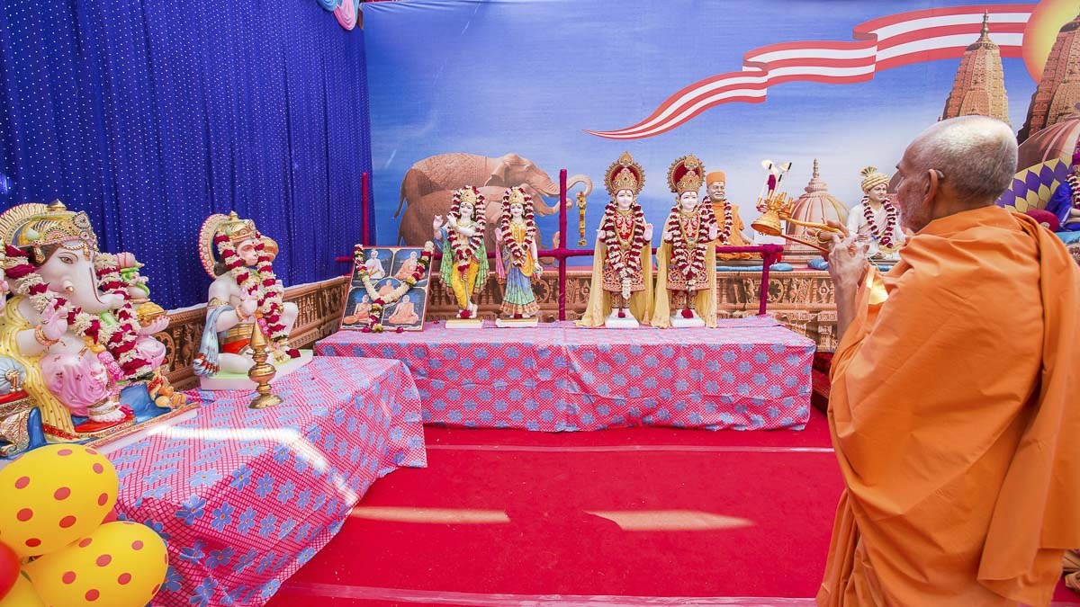 Param Pujya Mahant Swami Maharaj performs pratishtha arti for BAPS Shri Swaminarayan Mandir, Chopda (Maharashtra), 25 Dec 2016