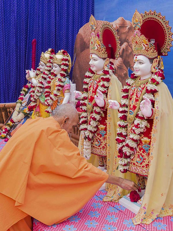 Param Pujya Mahant Swami Maharaj offers mantra-pushpanjali, 25 Dec 2016