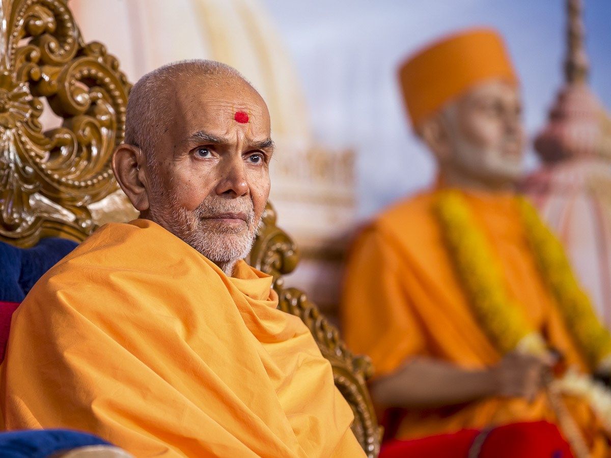 Param Pujya Mahant Swami Maharaj during the evening satsang assembly, 25 Dec 2016
