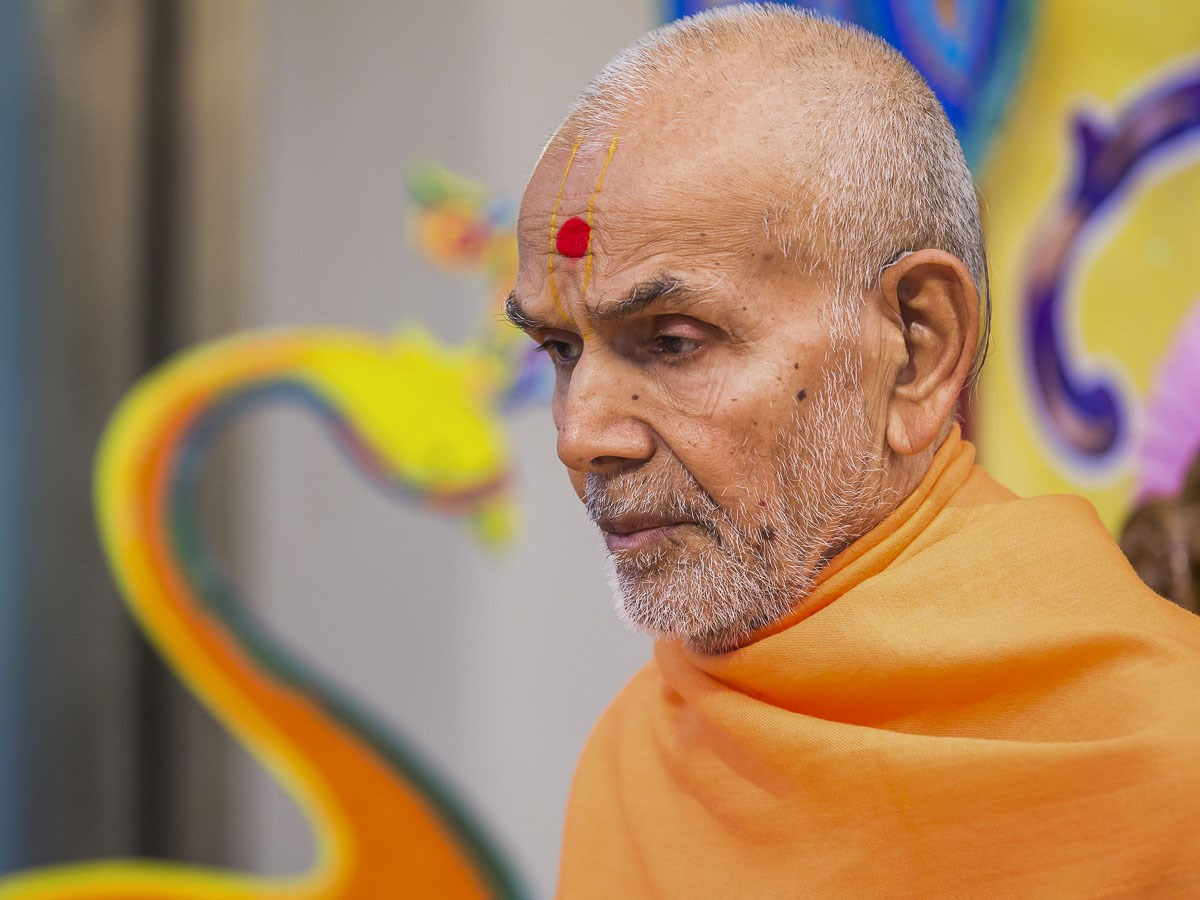 Param Pujya Mahant Swami Maharaj performs his morning puja, 26 Dec 2016