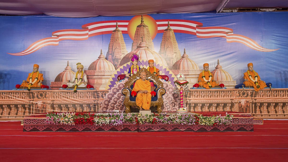 Param Pujya Mahant Swami Maharaj during the evening assembly, 26 Dec 2016