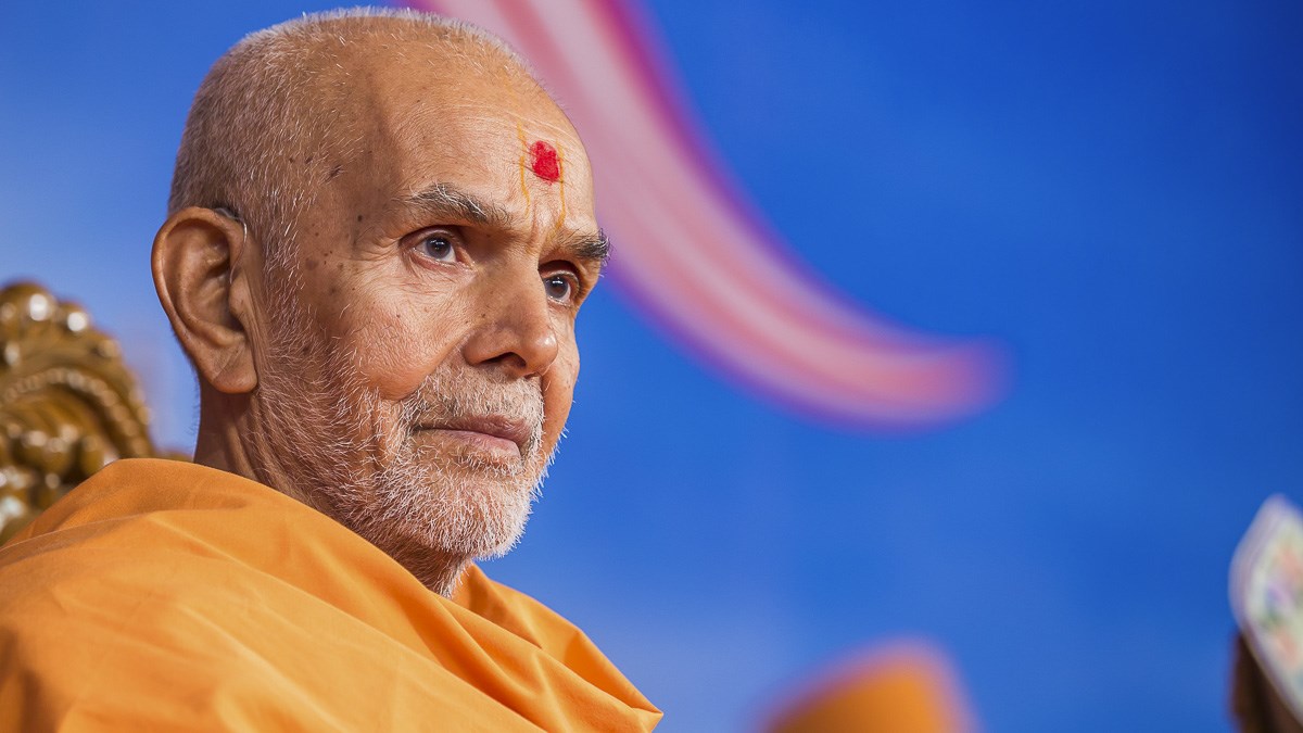 Param Pujya Mahant Swami Maharaj during the assembly, 26 Dec 2016