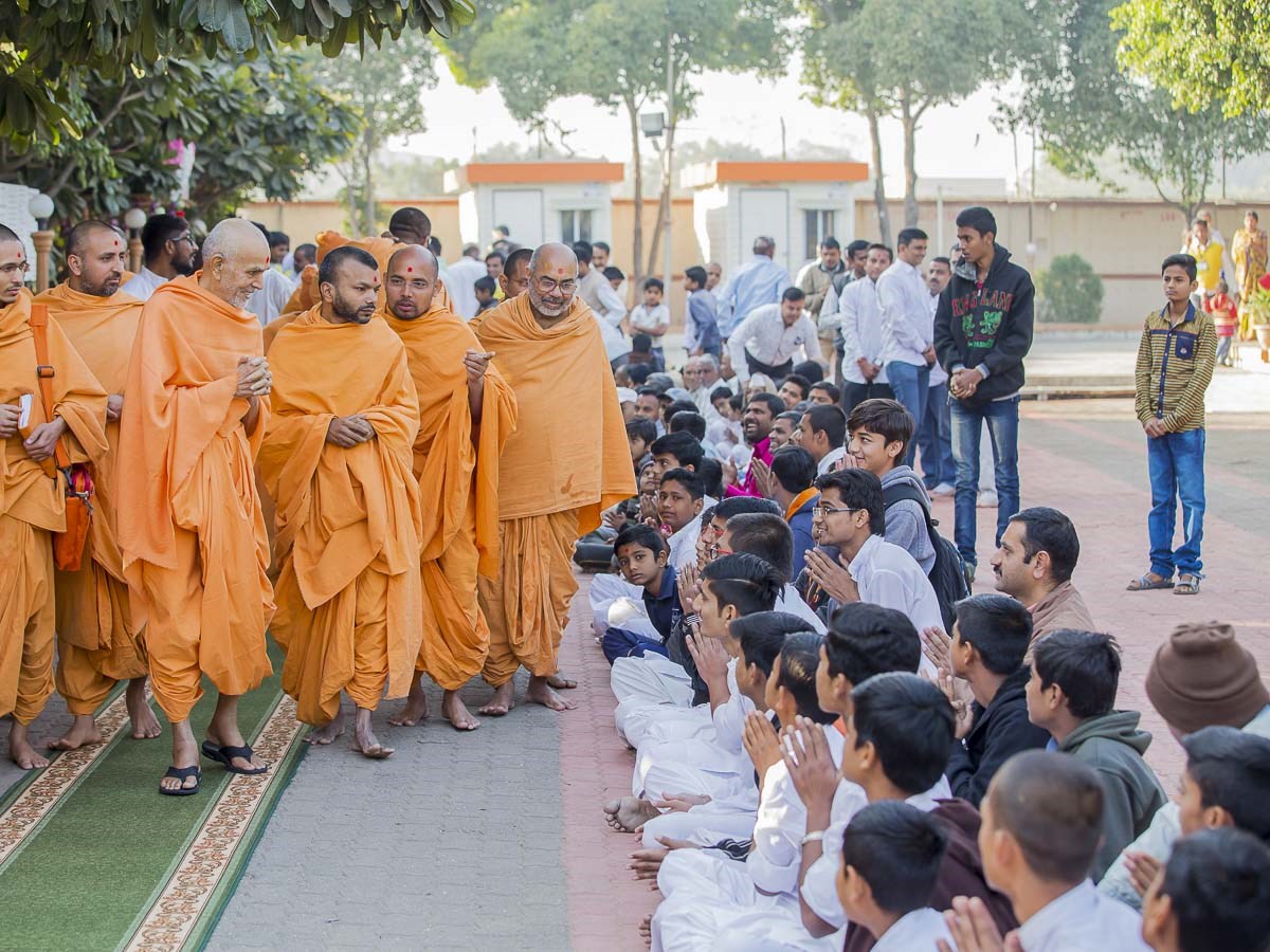 Youths doing darshan of Param Pujya Mahant Swami Maharaj, 27 Dec 2016