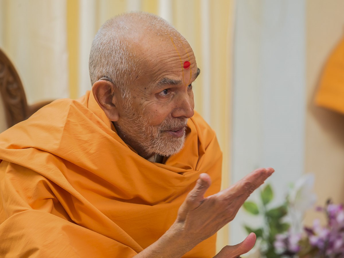 Param Pujya Mahant Swami Maharaj in a divine mood, 28 Dec 2016