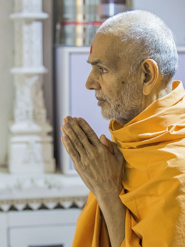 Param Pujya Mahant Swami Maharaj engrossed in darshan of Thakorji, 29 Dec 2016