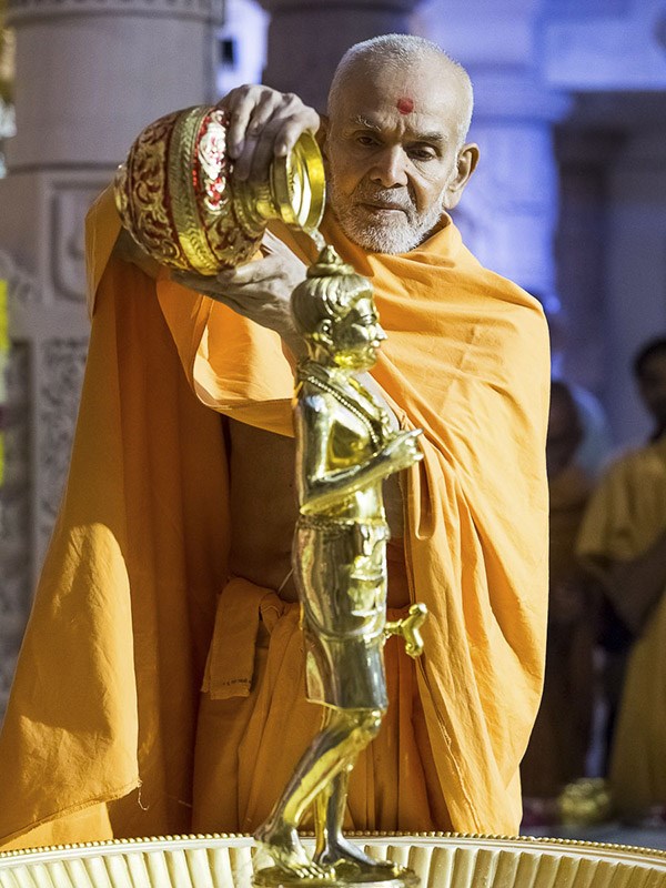 Param Pujya Mahant Swami Maharaj performs abhishek of Shri Nilkanth Varni, 29 Dec 2016