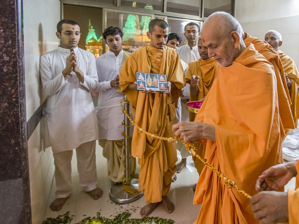 Param Pujya Mahant Swami Maharaj inaugurates the new Sant Ashram building, 29 Dec 2016