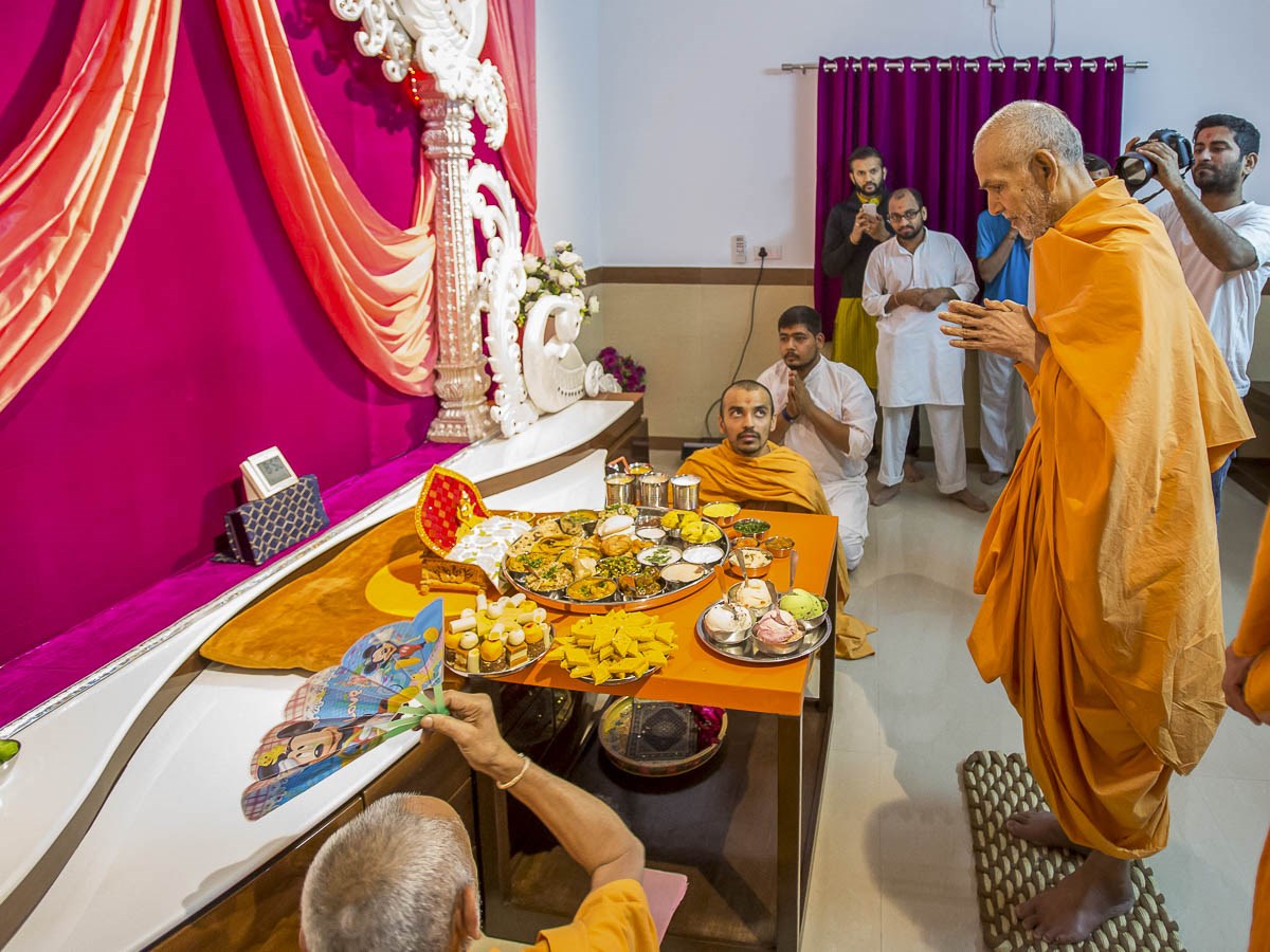 Param Pujya Mahant Swami Maharaj engrossed in darshan of Shri Harikrishna Maharaj, 29 Dec 2016