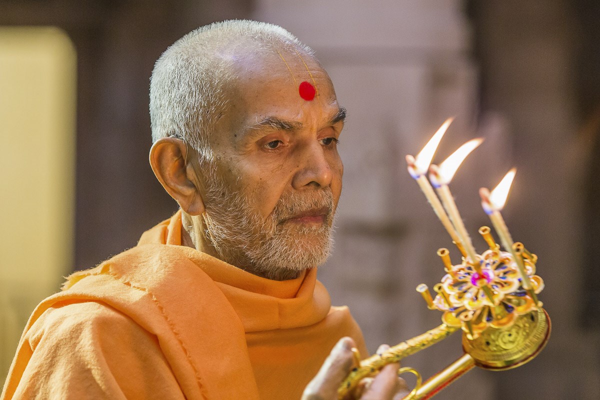 Param Pujya Mahant Swami Maharaj performs arti, 30 Dec 2016