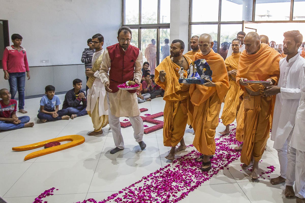 Param Pujya Mahant Swami Maharaj inaugurates new BAPS Swaminarayan hostel building, 30 Dec 2016