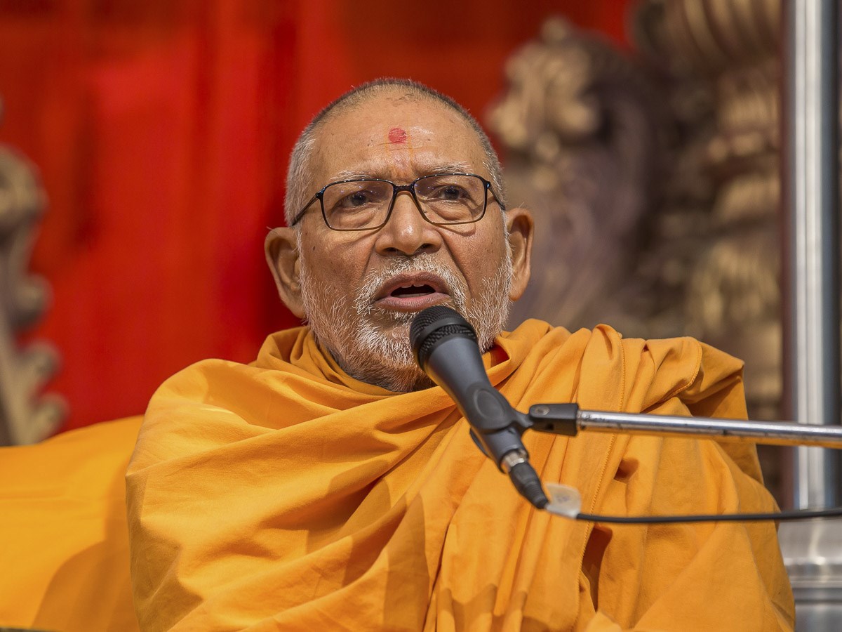 Pujya Bhaktipriya Swami (Pujya Kothari Swami) addresses the assembly, 30 Dec 2016