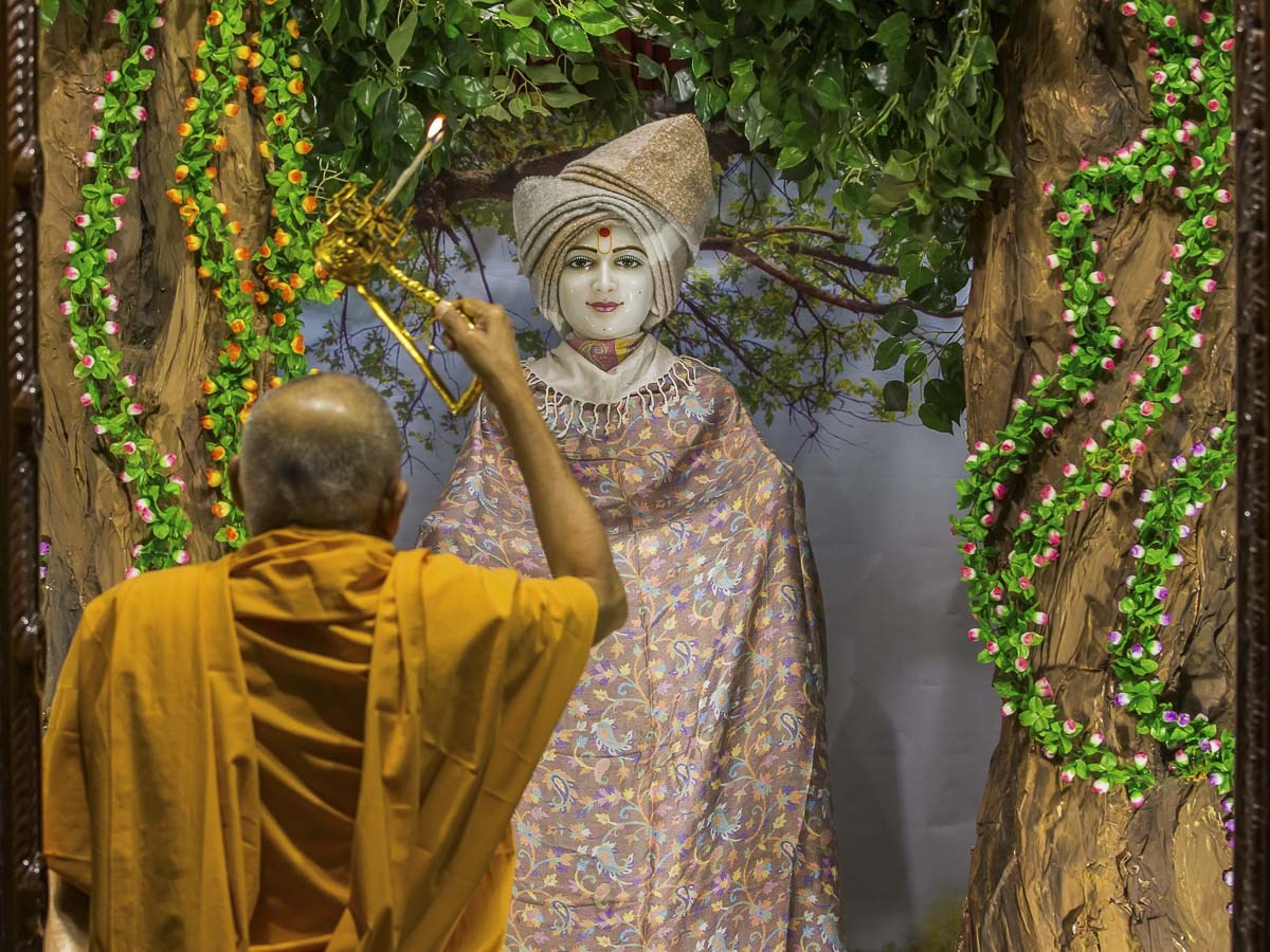 Pujya Kothari Swami performs mangala arti, 31 Dec 2016