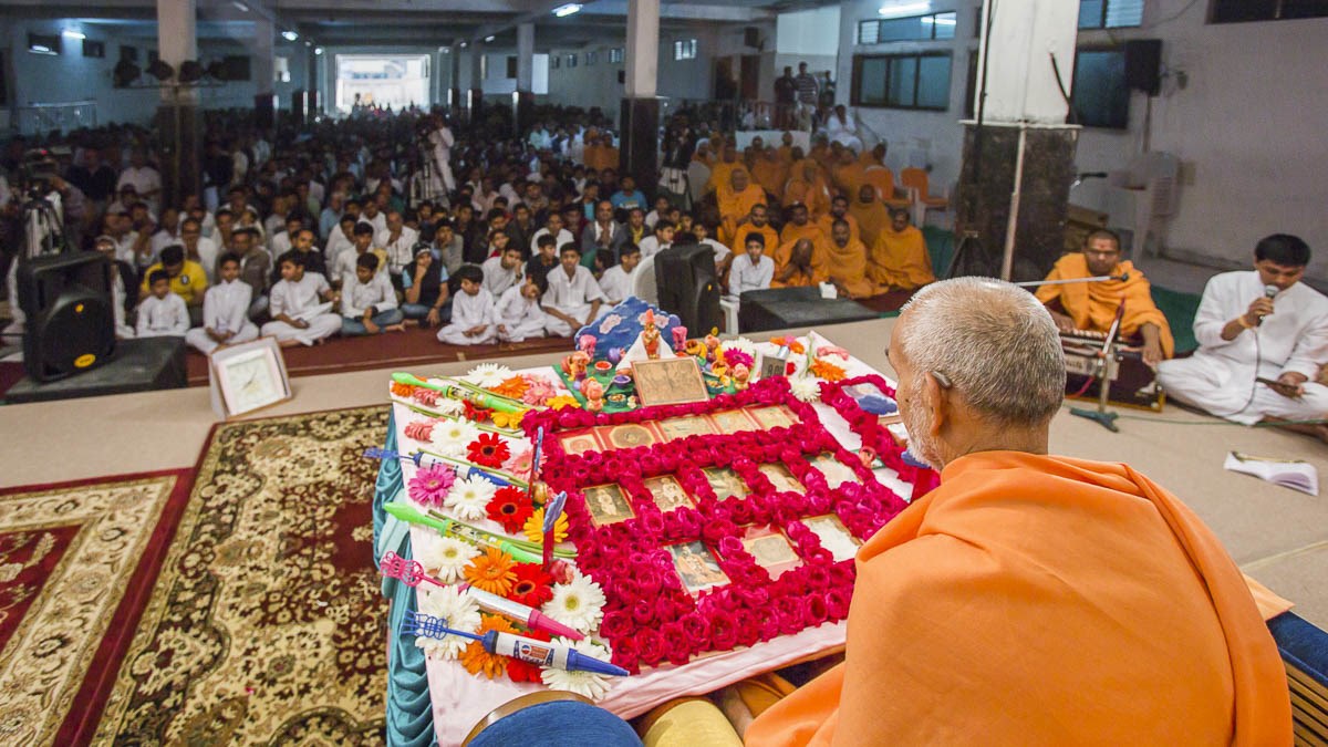 Param Pujya Mahant Swami Maharaj performs his morning puja, 31 Dec 2016
