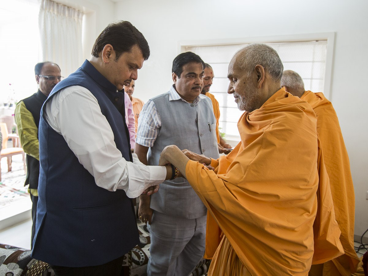 Param Pujya Mahant Swami Maharaj ties nadachhadi to Shri Devendra Fadnavis (Chief Minister of Maharashtra, India), 1 Jan 2017