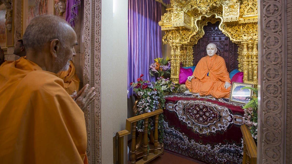 Param Pujya Mahant Swami Maharaj engrossed in darshan of Brahmaswarup Pramukh Swami Maharaj, 2 Jan 2017