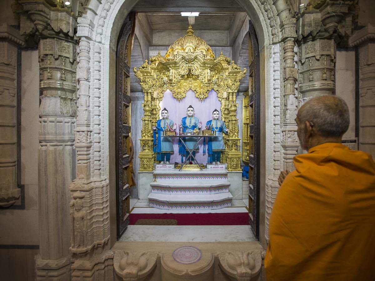 Param Pujya Mahant Swami Maharaj engrossed in darshan of Bhagwan Swaminarayan, Aksharbrahman Gunatitanand Swami and Shri Gopalanand Swami, 2 Jan 2017