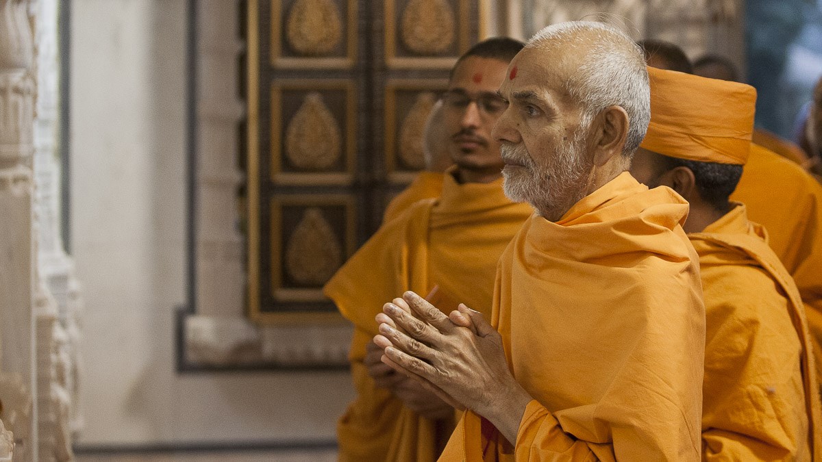 Param Pujya Mahant Swami Maharaj engrossed in darshan of Thakorji, 2 Jan 2017