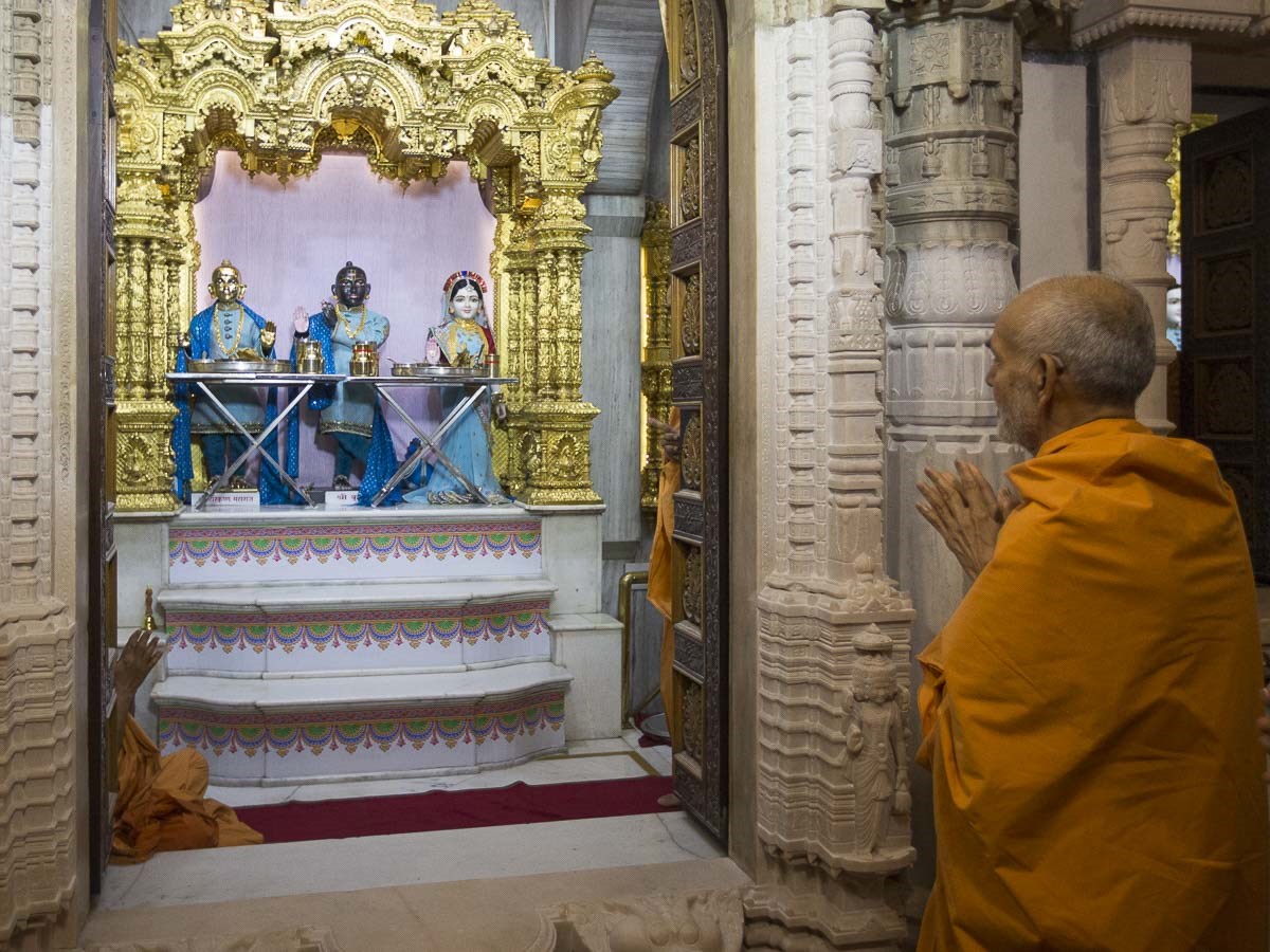 Param Pujya Mahant Swami Maharaj engrossed in darshan of Shri Harikrishna Maharaj and  Shri Radha-Krishna Dev, 2 Jan 2017