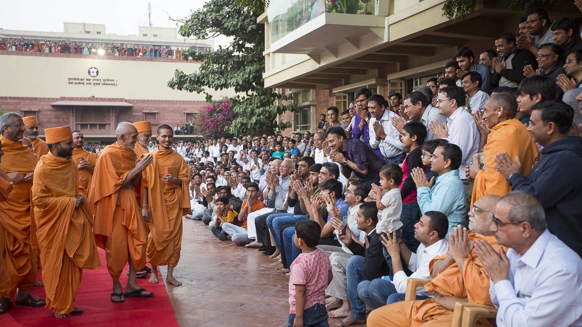 Param Pujya Mahant Swami Maharaj greets devotees with 'Jai Swaminarayan', 2 Jan 2017