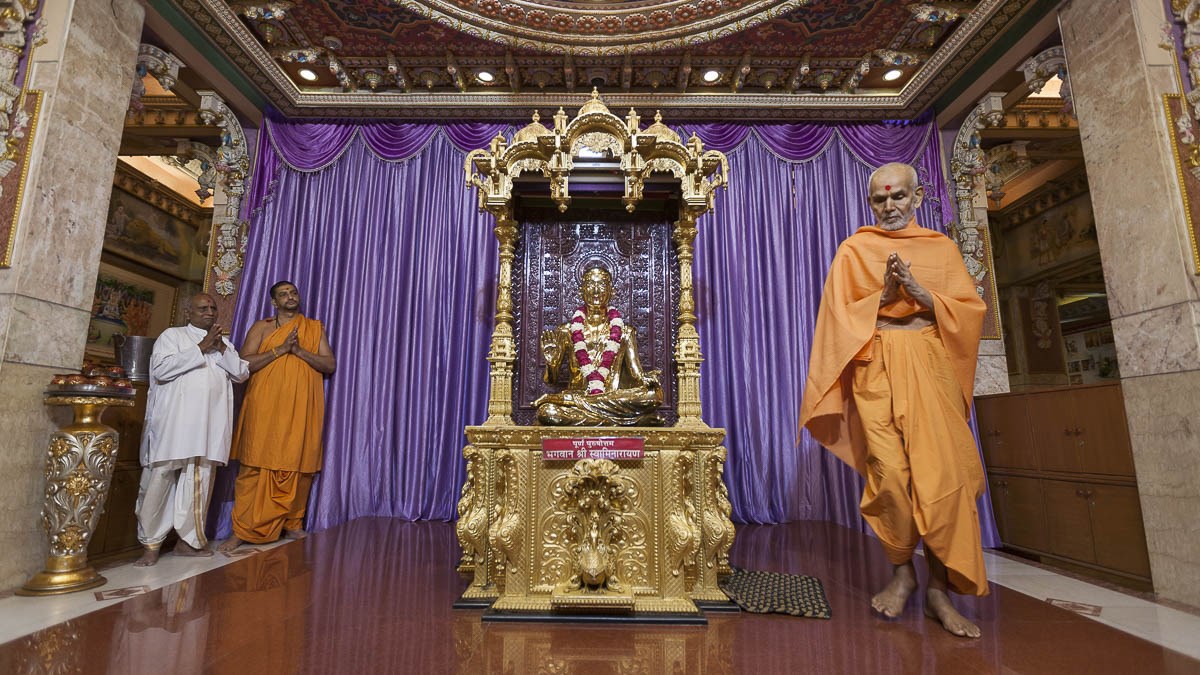 Param Pujya Mahant Swami Maharaj performs pradakshina of Bhagwan Swaminarayan, 3 Jan 2017