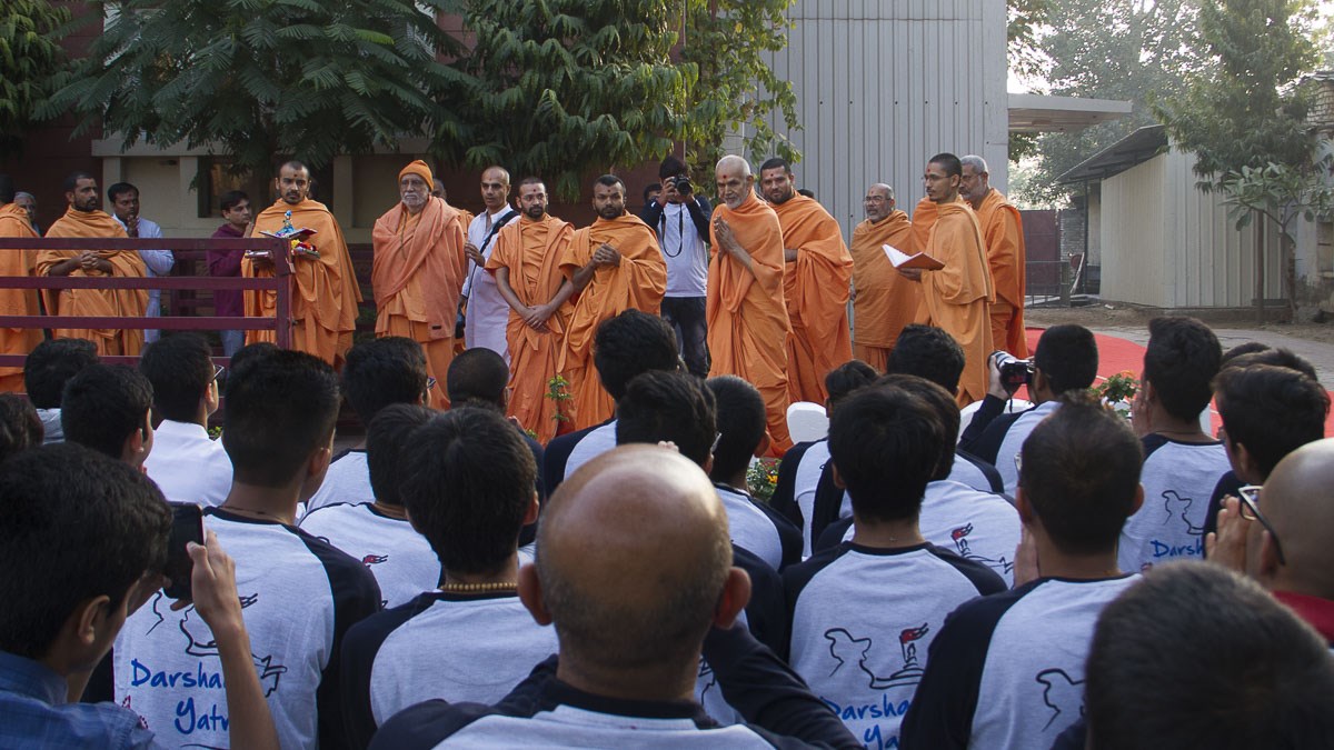Param Pujya Mahant Swami Maharaj greets youths with 'Jai Swaminarayan', 4 Jan 2017