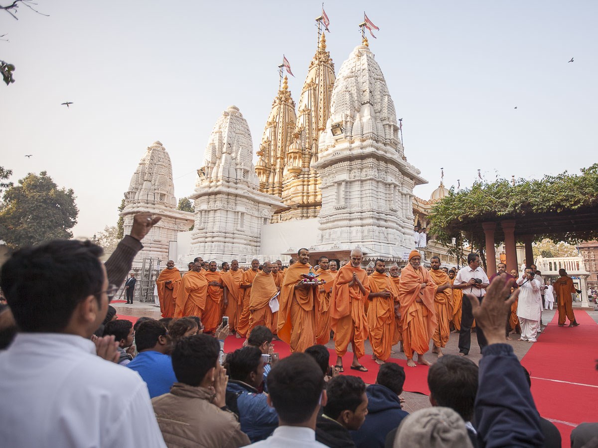 Param Pujya Mahant Swami Maharaj greets devotees with 'Jai Swaminarayan', 4 Jan 2017