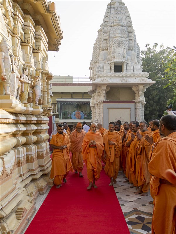 Param Pujya Mahant Swami Maharaj in the mandir pradakshina, 4 Jan 2017