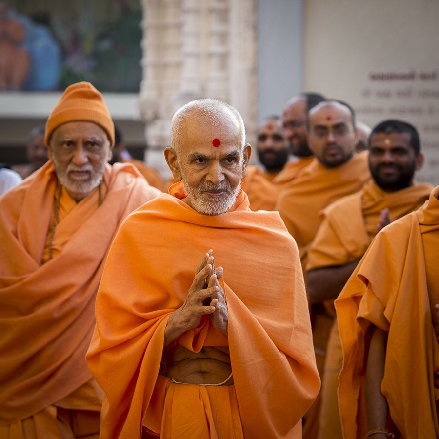 Param Pujya Mahant Swami Maharaj greets sadhus with 'Jai Swaminarayan', 4 Jan 2017