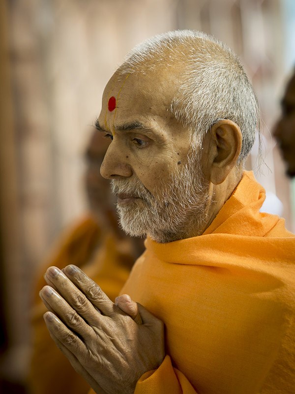 Param Pujya Mahant Swami Maharaj engrossed in darshan of Thakorji, 4 Jan 2017