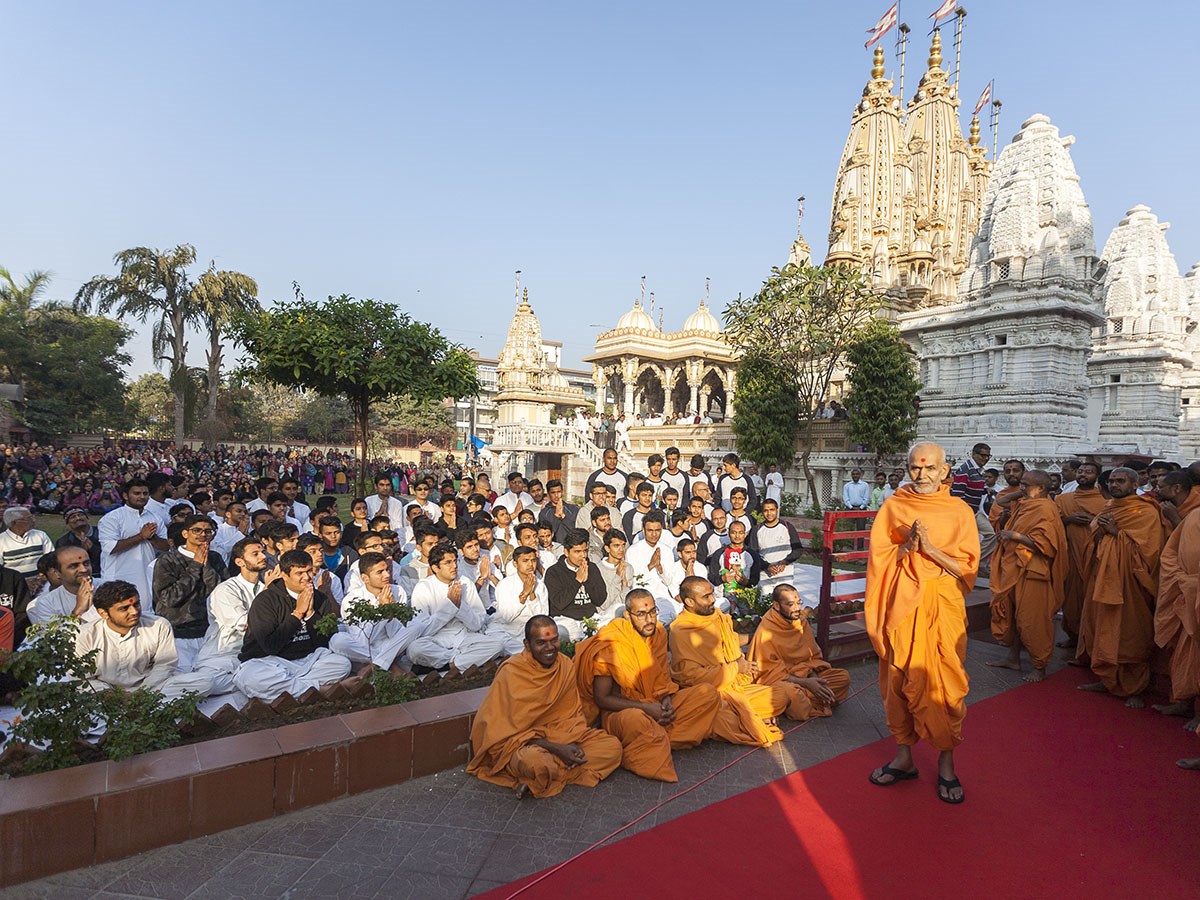 Param Pujya Mahant Swami Maharaj with youths, 4 Jan 2017