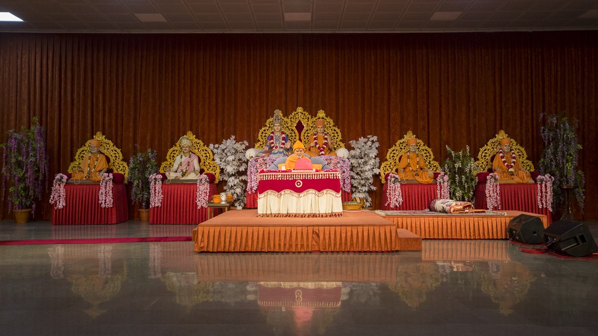 Param Pujya Mahant Swami Maharaj performs his morning puja, 7 Jan 2017