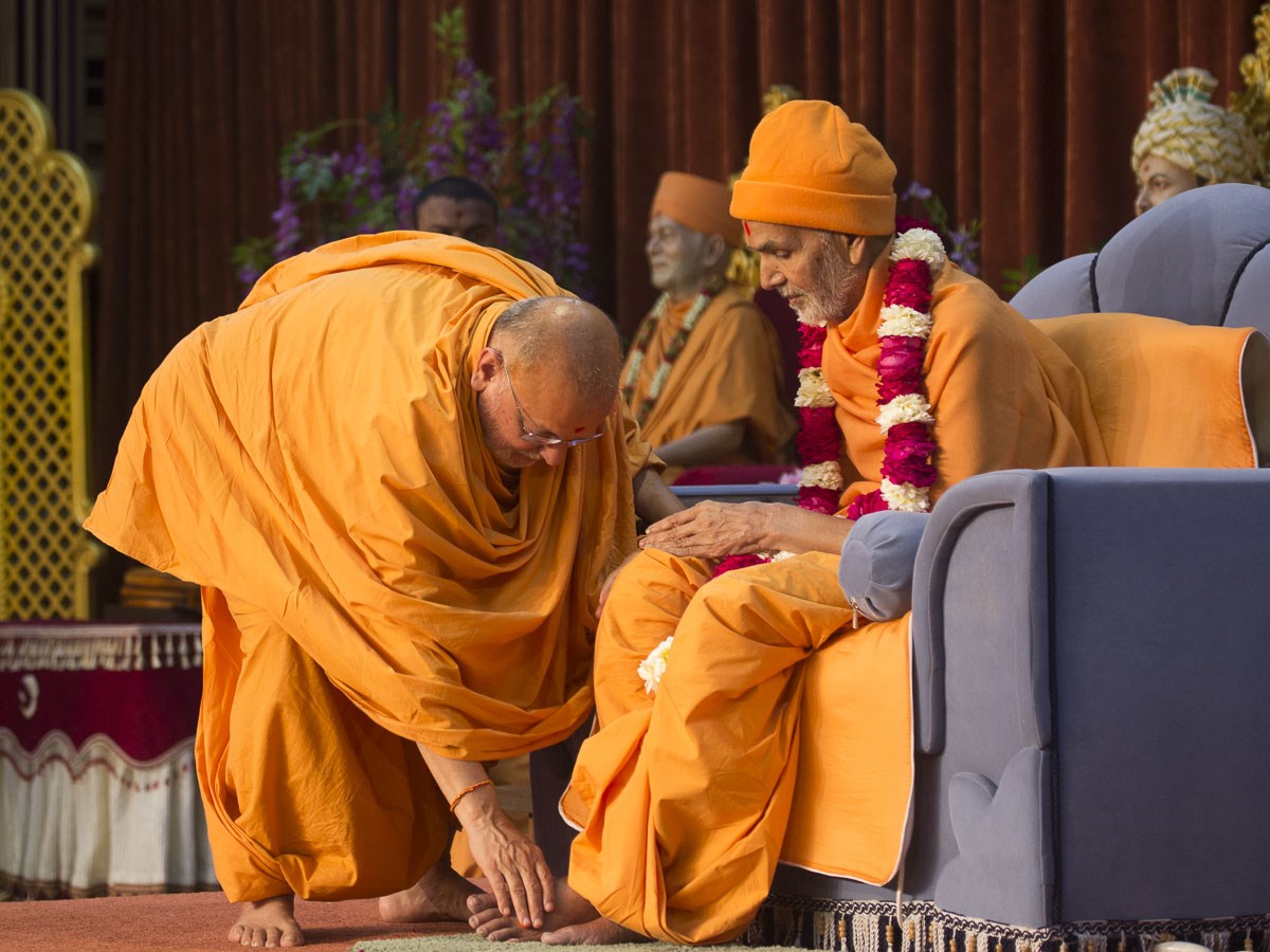 Pujya Ishwarcharan Swami honors Param Pujya Mahant Swami Maharaj with a garland, 7 Jan 2017