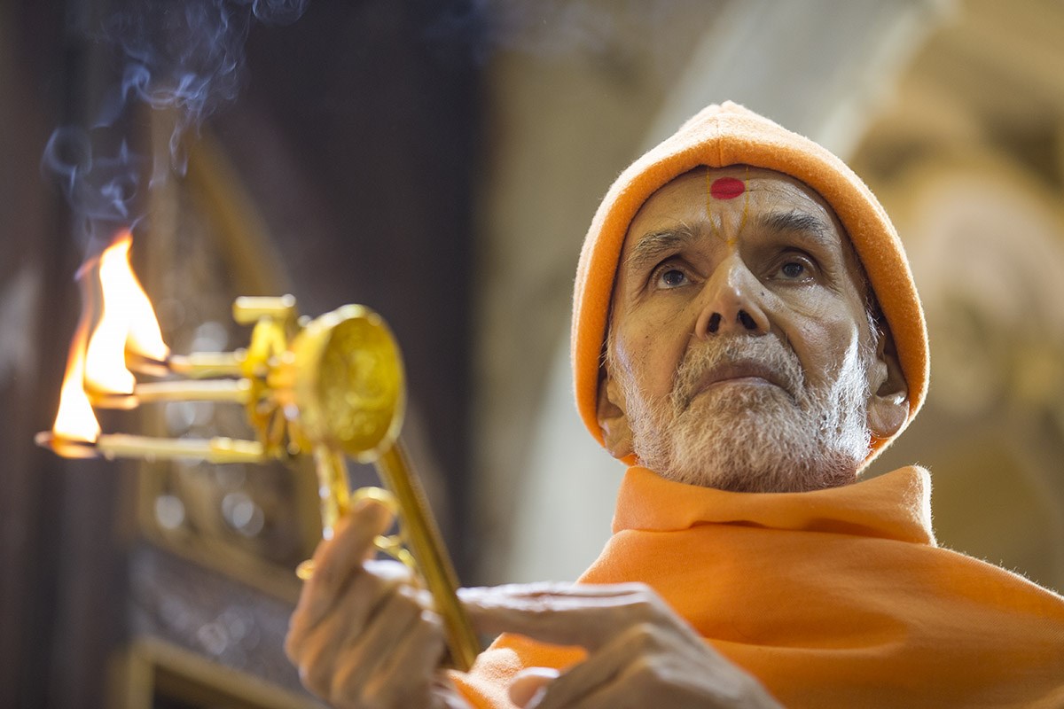 Param Pujya Mahant Swami Maharaj performs arti, 7 Jan 2017