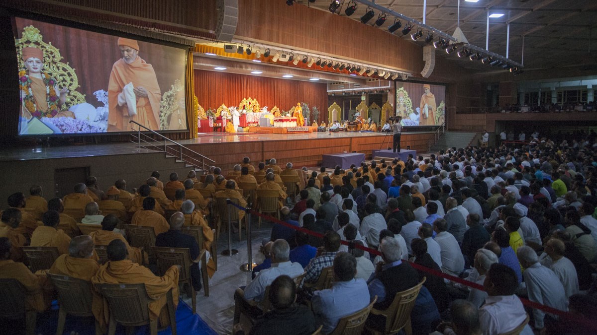 Sadhus and devotees doing Param Pujya Mahant Swami Maharaj's puja darshan, 8 Jan 2017