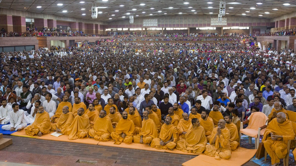 Sadhus and devotees doing Param Pujya Mahant Swami Maharaj's darshan, 8 Jan 2017