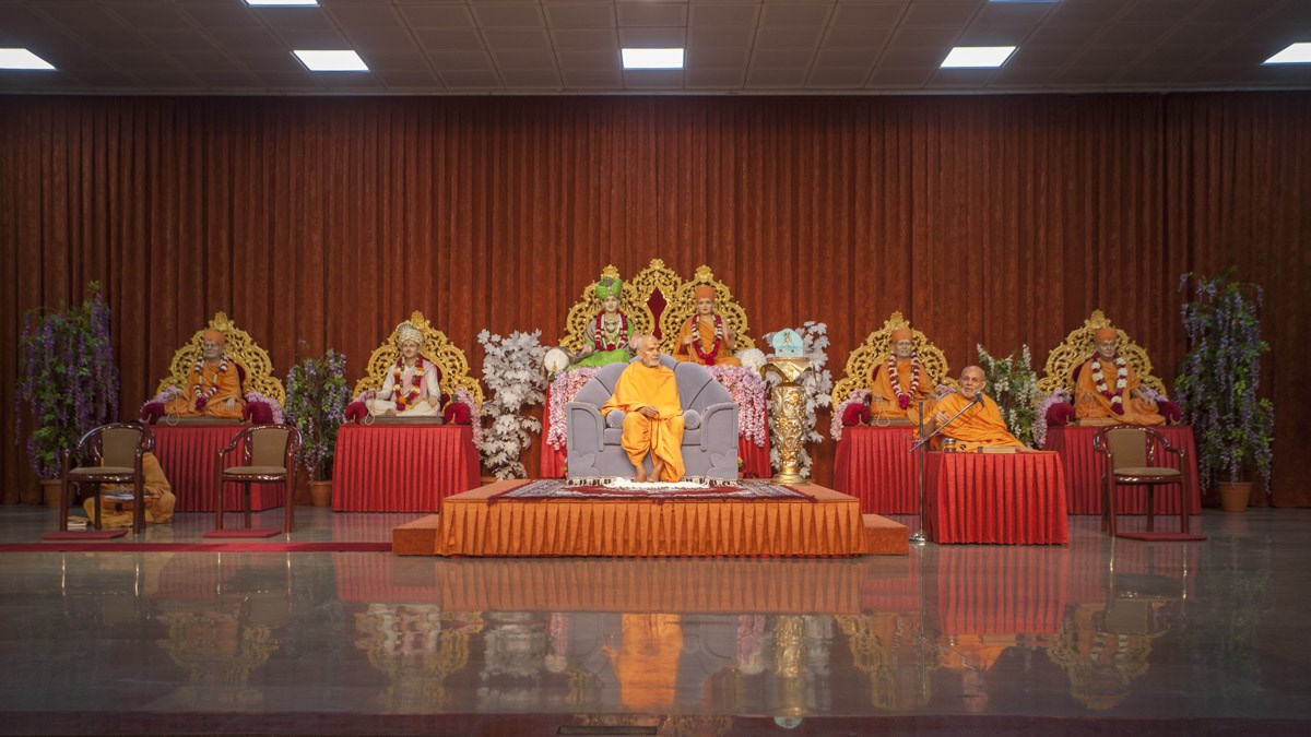 Param Pujya Mahant Swami Maharaj during the evening Sunday satsang assembly, 8 Jan 2017