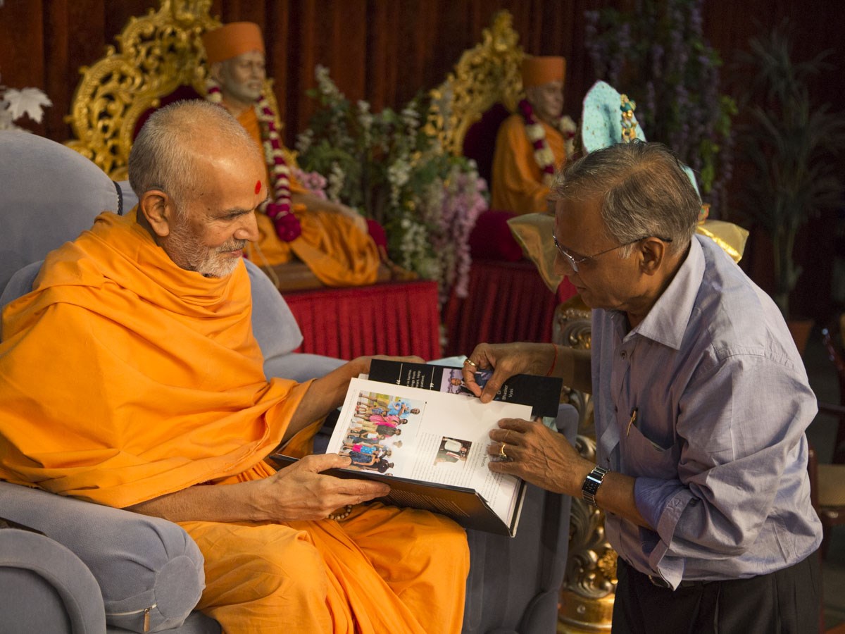 Param Pujya Mahant Swami Maharaj blesses Dr. Bhasker Vyas, 8 Jan 2017