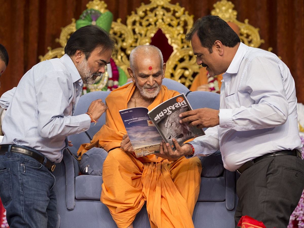 Param Pujya Mahant Swami Maharaj inaugurates the print edition of 'Navgujarat Global', 8 Jan 2017