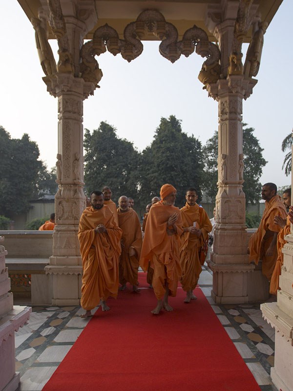 Param Pujya Mahant Swami Maharaj greets sadhus with 'Jai Swaminarayan', 9 Jan 2017