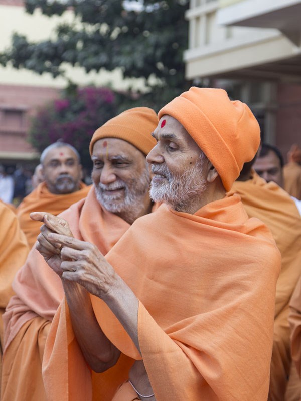 Param Pujya Mahant Swami Maharaj in a divine mood, 9 Jan 2017