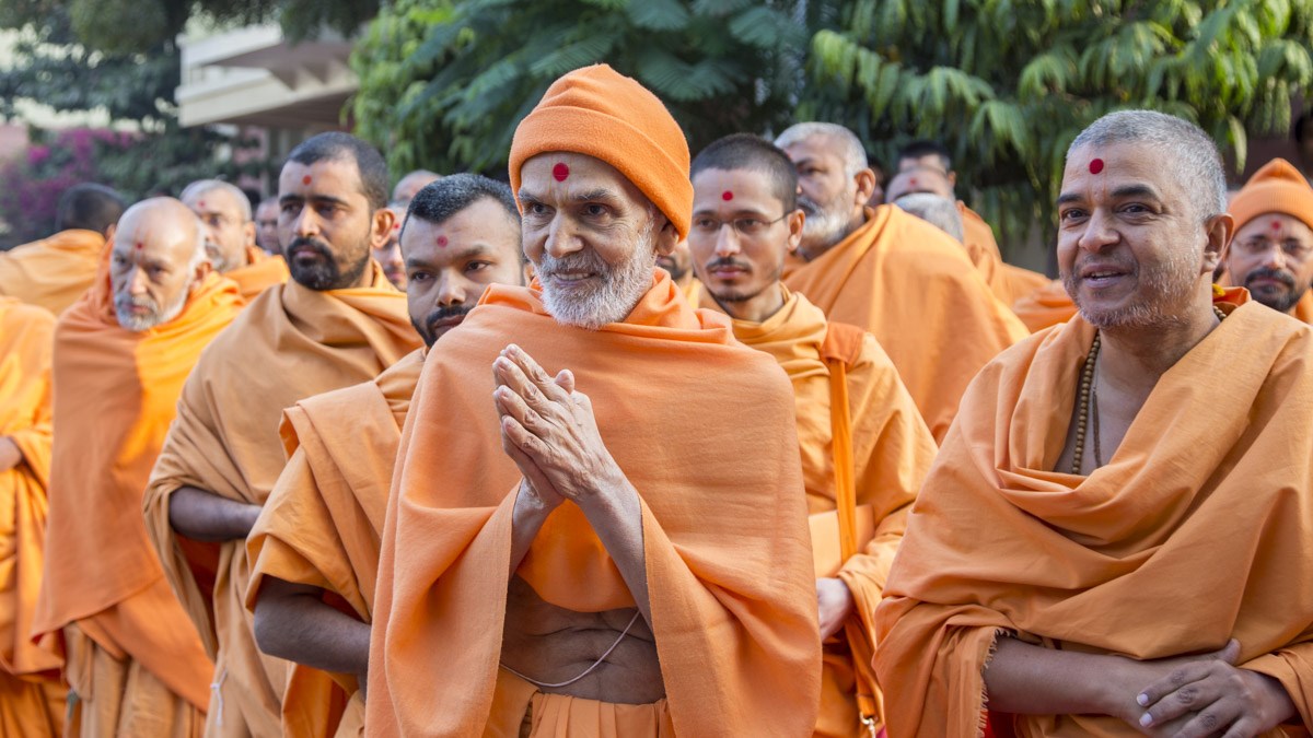Param Pujya Mahant Swami Maharaj greets devotees with 'Jai Swaminarayan', 9 Jan 2017