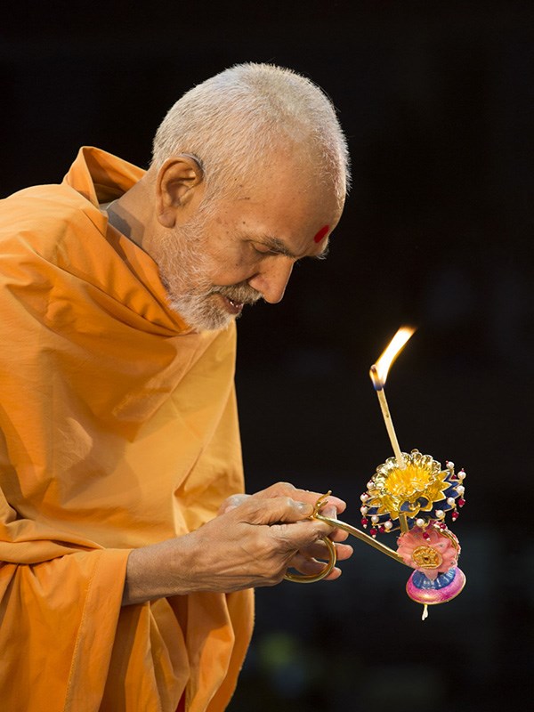 Param Pujya Mahant Swami Maharaj performs evening arti, 9 Jan 2017