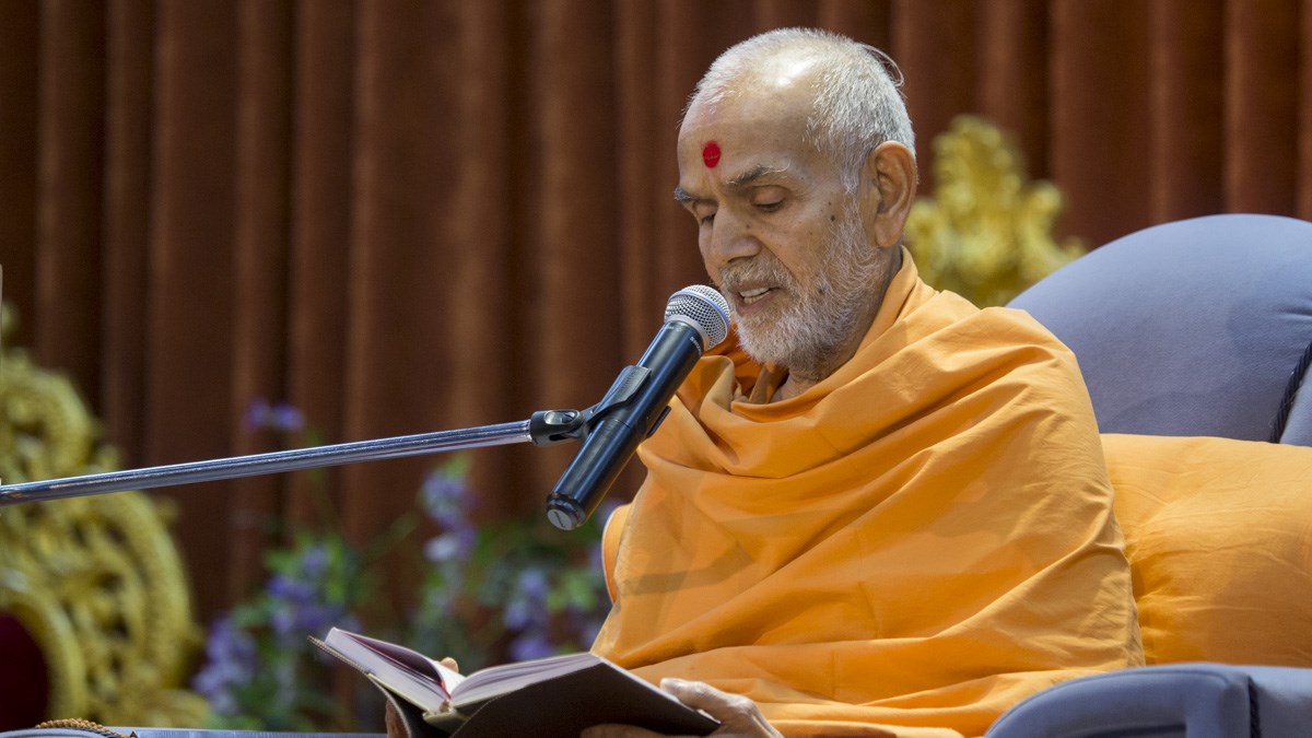 Param Pujya Mahant Swami Maharaj blesses the evening satsang assembly, 9 Jan 2017