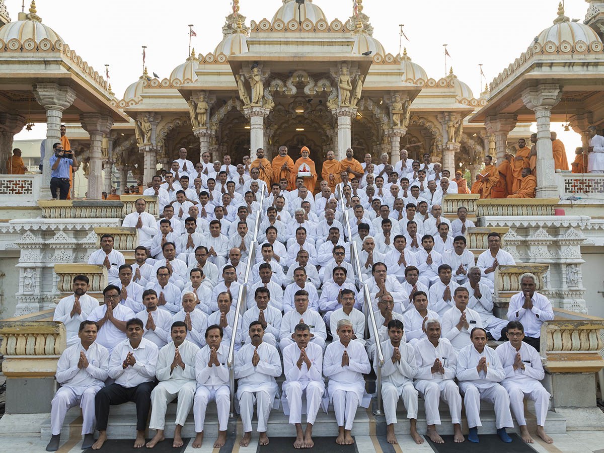 Karyakars of Ahmedabad satsang mandal with Param Pujya Mahant Swami Maharaj, 9 Jan 2017
